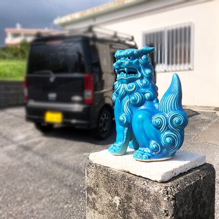青いシーサーを玄関まわりに設置した例