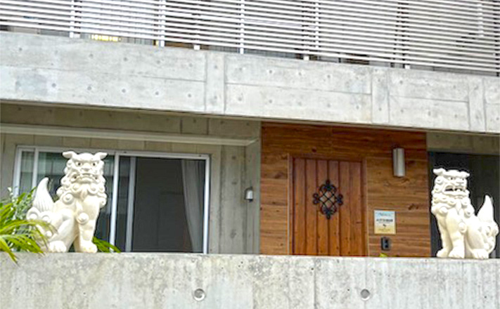 住宅玄関前の左右に設置された大きな白いシーサー
