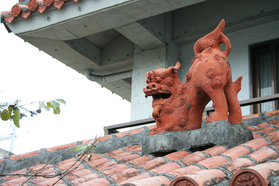 沖縄の屋根にのるシーサーは、瓦葺き師が作る漆喰シーサーが起源だった 