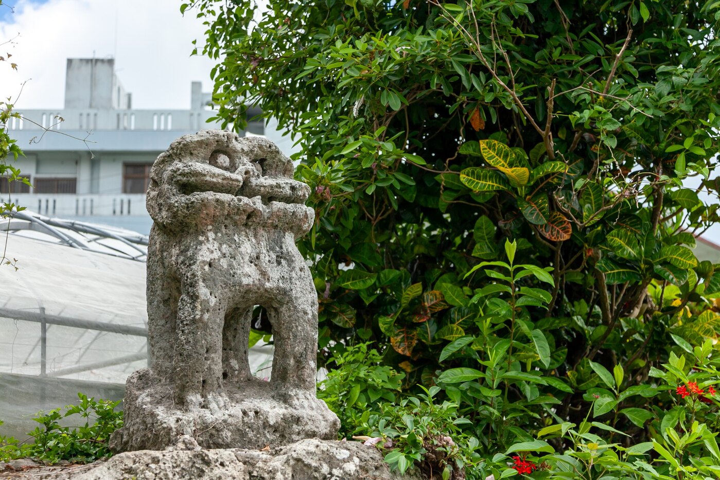 南城市大里字大里南風原区に残る、風化した琉球石灰岩の村落獅子