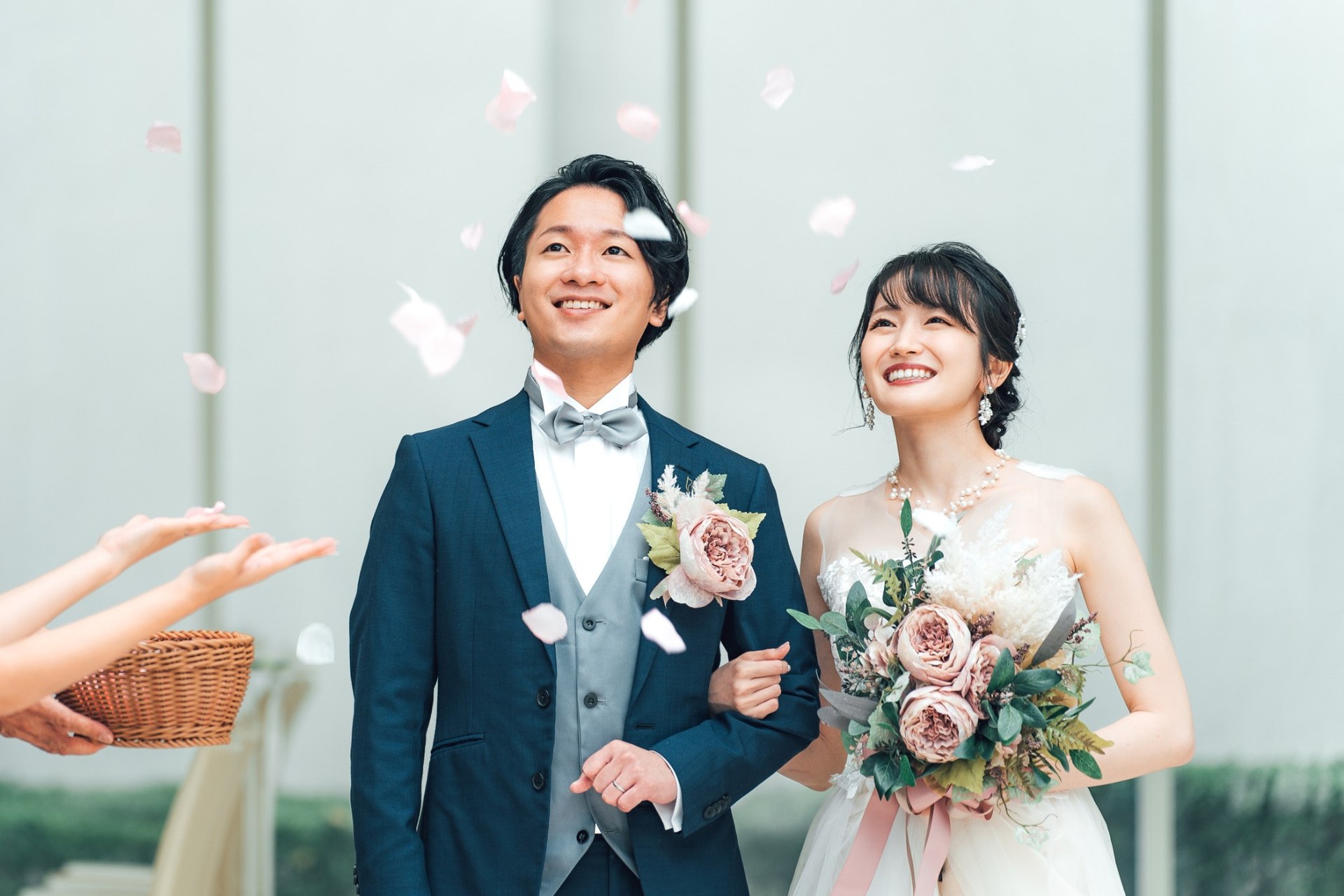 結婚式で笑顔を見せる新郎新婦のイメージ