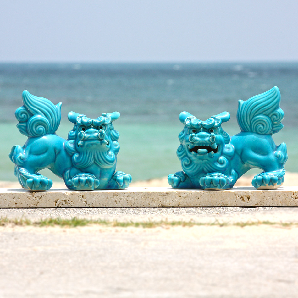沖縄の海を背景に並ぶ宮城勝一郎作のブルーシーサー