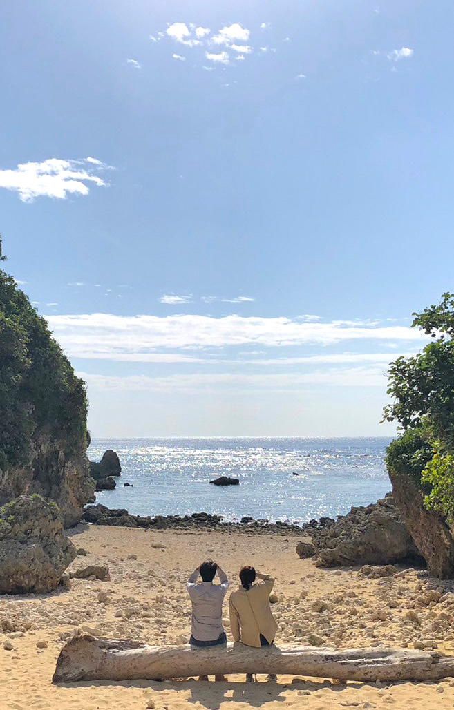 御嶽で海の景色を眺める僕と妻。親友のユッキーが撮影した一枚