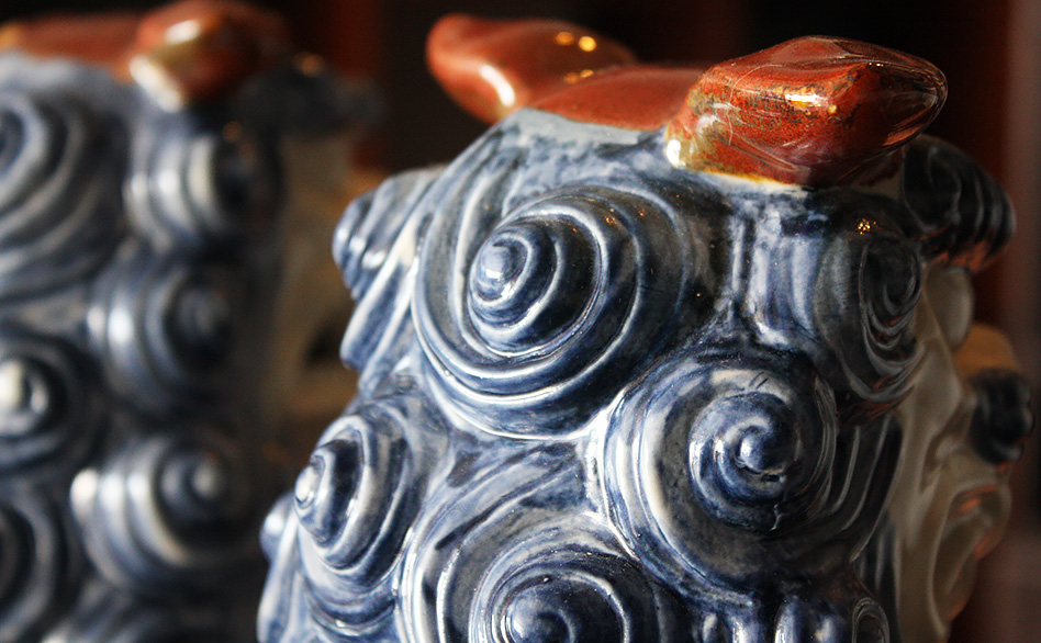 伝統鋳型シーサー立横（三色）作　宮城勝一郎　尾先の写真